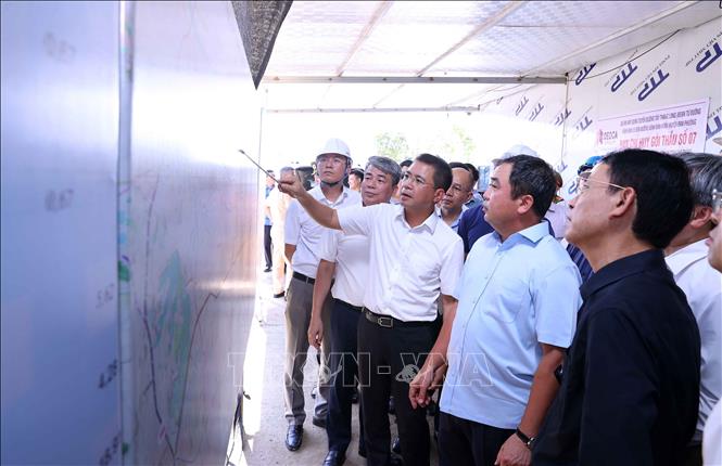 Bí thư Thành ủy Hà Nội Trần Đức Thắng kiểm tra tình hình triển khai Dự án đường Tây Thăng Long đoạn qua địa phận xã Ô Diên. Ảnh: Văn Điệp - TTXVN