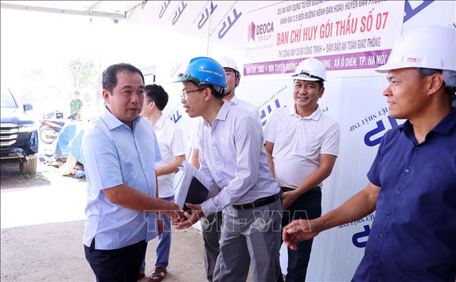Bí thư Thành ủy Hà Nội Trần Đức Thắng kiểm tra tình hình triển khai Dự án đường Tây Thăng Long đoạn qua địa phận xã Ô Diên. Ảnh: Văn Điệp - TTXVN