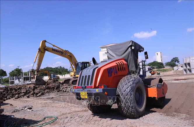 Máy móc, thiết bị đang thi công Dự án đường Tây Thăng Long đoạn qua địa phận xã Ô Diên. Ảnh: Văn Điệp - TTXVN