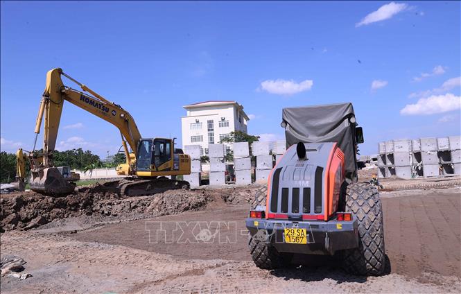 Máy móc, thiết bị đang thi công Dự án đường Tây Thăng Long đoạn qua địa phận xã Ô Diên. Ảnh: Văn Điệp - TTXVN