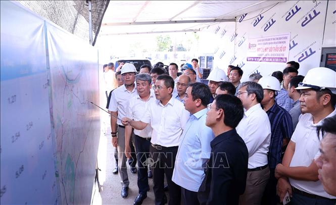 Bí thư Thành ủy Hà Nội Trần Đức Thắng kiểm tra tình hình triển khai Dự án đường Tây Thăng Long đoạn qua địa phận xã Ô Diên. Ảnh: Văn Điệp - TTXVN