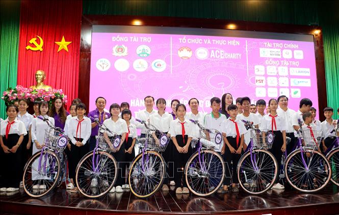 Ban tổ chức trao xe đạp cho học sinh. Ảnh: Lê Thúy Hằng – TTXVN