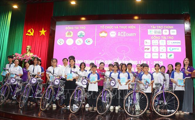 Ban tổ chức trao xe đạp cho học sinh. Ảnh: Lê Thúy Hằng – TTXVN