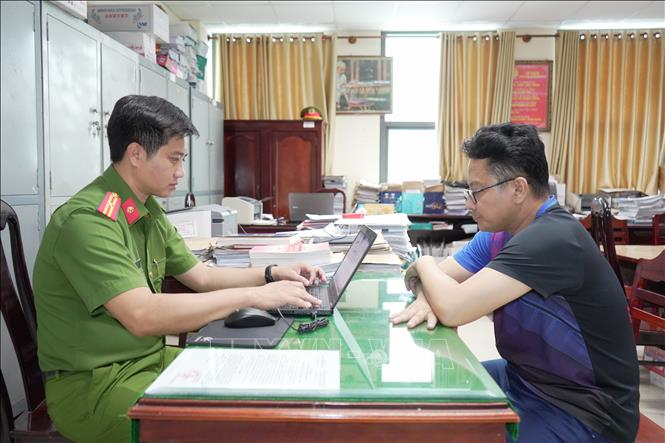 Cơ quan Cảnh sát điều tra Công an thành phố Cần Thơ làm việc với Trần Minh Trường. Ảnh: TTXN phát