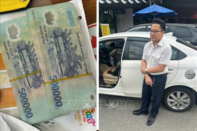 Trần Minh Trường bị Công an bắt quả tang nhận tiền của doanh nghiệp. Ảnh: TTXVN phát