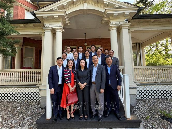 Đoàn công tác tỉnh Bắc Ninh và cán bộ, nhân viên Đại sứ quán Việt Nam tại Canada chụp ảnh lưu niệm trong khuôn viên Đại sứ quán. Ảnh: TTXVN phát