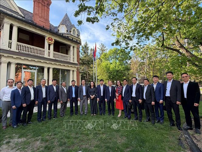 Đoàn công tác tỉnh Bắc Ninh và cán bộ, nhân viên Đại sứ quán Việt Nam tại Canada chụp ảnh lưu niệm trong khuôn viên Đại sứ quán. Ảnh: TTXVN phát