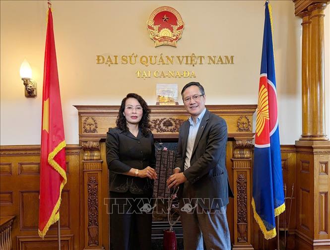 Đại sứ Việt Nam tại Canada Phạm Vinh Quang tặng quà lưu niệm cho đồng chí Nguyễn Thị Hương, Phó Bí thư Thường trực Tỉnh ủy Bắc Ninh. Ảnh: TTXVN phát