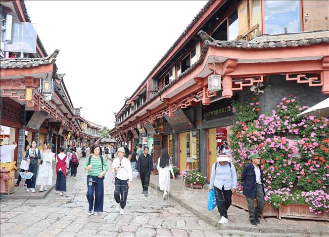 Đến với Lệ Giang cổ trấn, bạn sẽ dễ dàng bắt gặp nét đẹp văn hóa Đông Ba, kết hợp hài hòa giữa tinh hoa của các dân tộc Nạp Tây, Di, Lật Túc, Phổ Mễ, Bạch, Thái tái hiện chân thật trên từng góc cửa, nếp nhà. Ảnh: Công Tuyên - PV TTXVN tại Trung Quốc