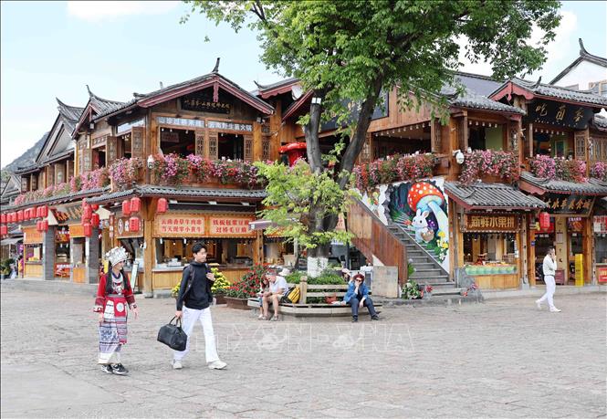 Lệ Giang cổ trấn thu hút các tín đồ đam mê du lịch với bầu không khí cổ kính, cùng kiến trúc cổ xưa thuần túy. Ảnh: Công Tuyên - PV TTXVN tại Trung Quốc