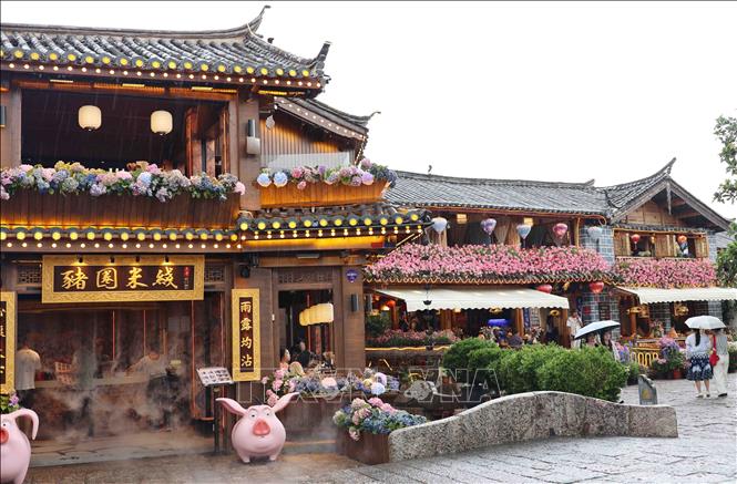 Lệ Giang cổ trấn mang trong mình vẻ đẹp cổ kính độc đáo, kết hợp hài hòa giữa nét hoài cổ và thiên nhiên thơ mộng, là điểm đến lý tưởng cho mọi du khách. Ảnh: Công Tuyên - PV TTXVN tại Trung Quốc