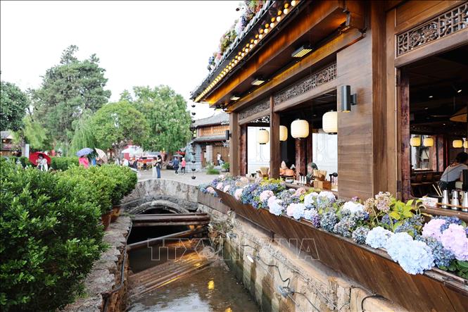 Lệ Giang cổ trấn mang trong mình vẻ đẹp cổ kính độc đáo, kết hợp hài hòa giữa nét hoài cổ và thiên nhiên thơ mộng, là điểm đến lý tưởng cho mọi du khách. Ảnh: Công Tuyên - PV TTXVN tại Trung Quốc