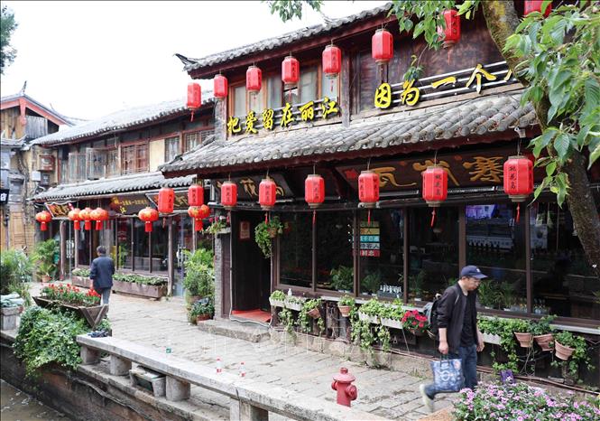 Đến với Lệ Giang cổ trấn, bạn sẽ dễ dàng bắt gặp nét đẹp văn hóa Đông Ba, kết hợp hài hòa giữa tinh hoa của các dân tộc Nạp Tây, Di, Lật Túc, Phổ Mễ, Bạch, Thái tái hiện chân thật trên từng góc cửa, nếp nhà. Ảnh: Công Tuyên - PV TTXVN tại Trung Quốc
