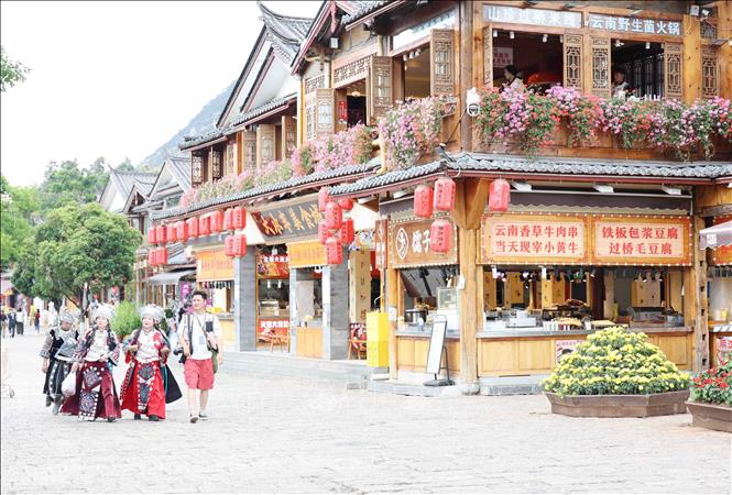 Lệ Giang cổ trấn thu hút các tín đồ đam mê du lịch với bầu không khí cổ kính, cùng kiến trúc cổ xưa thuần túy. Ảnh: Công Tuyên - PV TTXVN tại Trung Quốc