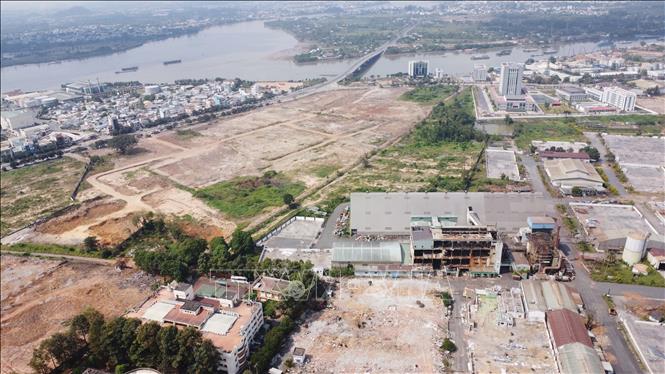 Các khu đất tại Khu công nghiệp Biên Hòa 1 (giáp sông Đồng Nai) đã hoàn thành giải phóng mặt bằng, sẽ được thành phố Đồng Nai đưa ra đấu giá. Ảnh: Công Phong - TTXVN