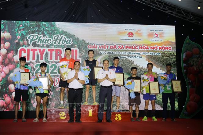 Trao giải chạy “Phúc Hòa City Trail 2026”. Ảnh: Danh Lam - TTXVN 