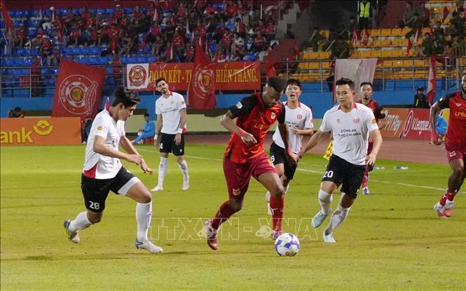 Một pha dâng cao của đội chủ sân Ninh Bình FC. Ảnh: Đức Phương – TTXVN