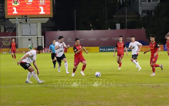 Ninh Bình FC liên tục gây sức ép bên phía phần sân đối phương. Ảnh: Đức Phương – TTXVN