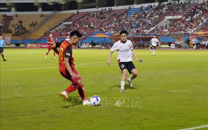 Một pha dâng cao của đội chủ nhà Ninh Bình FC. Ảnh: Đức Phương – TTXVN