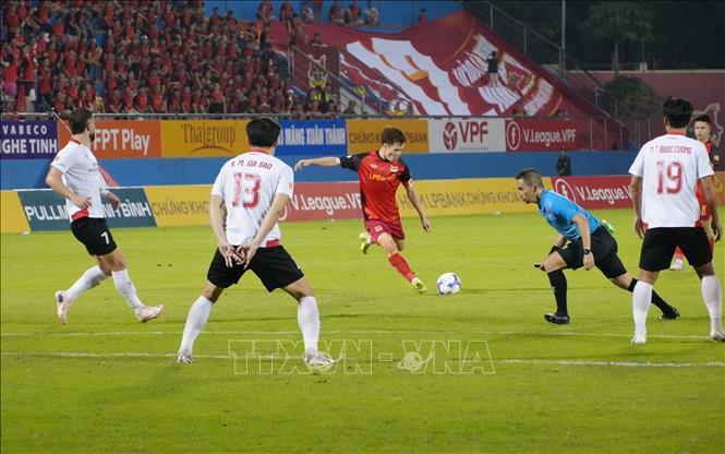 Đội Ninh Bình FC liên tục gia tăng sức ép lên phía khung thành của Công an Thành phố Hồ Chí Minh. Ảnh: Đức Phương - TTXVN
