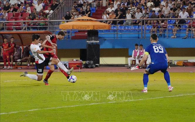 Ninh Bình FC bỏ lở một cơ hội trong hiệp 2. Ảnh: Đức Phương – TTXVN