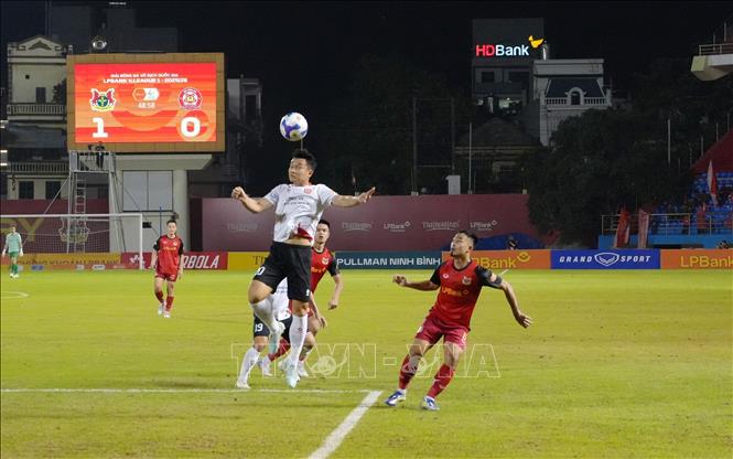 Đội Ninh Bình FC liên tục gia tăng sức ép lên phía khung thành của Công an Thành phố Hồ Chí Minh. Ảnh: Đức Phương - TTXVN