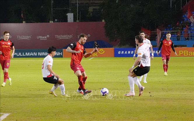 Đội Ninh Bình FC liên tục gia tăng sức ép lên phía khung thành của Công an Thành phố Hồ Chí Minh. Ảnh: Đức Phương - TTXVN