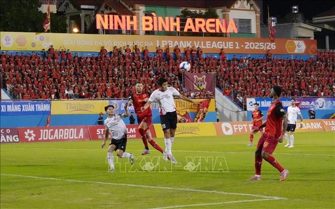Đội Ninh Bình FC liên tục gia tăng sức ép lên phía khung thành của Công an Thành phố Hồ Chí Minh. Ảnh: Đức Phương - TTXVN