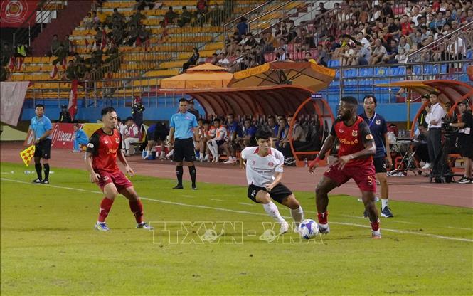 Một pha dâng cao của đội chủ sân Ninh Bình FC. Ảnh: Đức Phương – TTXVN