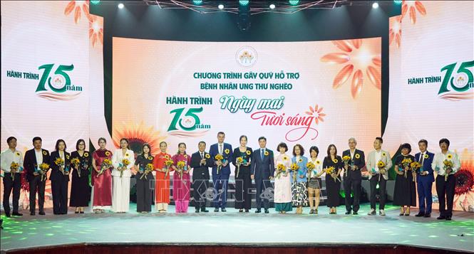 Ban tổ chức trao hoa và kỷ niệm chương tới các đơn vị đồng hành cùng Quỹ hỗ trợ bệnh nhân ung thư 