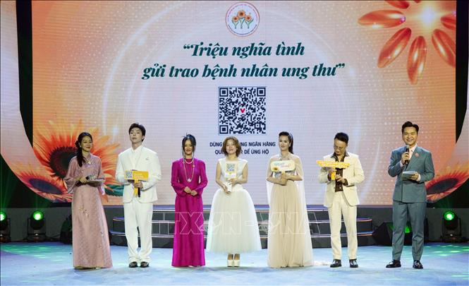 Các nghệ sĩ đồng hành cùng chiến dịch “Triệu nghĩa tình gửi trao bệnh nhân ung thư” phát động chiến dịch ủng hộ quỹ qua mã QRcode. Ảnh: Trung Tuyến - TTXVN