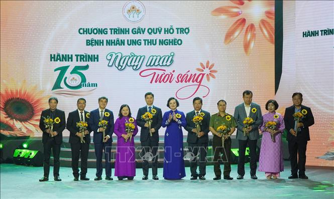 Phó Thủ tướng Phạm Thị Thanh Trà tặng hoa tri ân các thành viên sáng lập Quỹ hỗ trợ bệnh nhân ung thư 