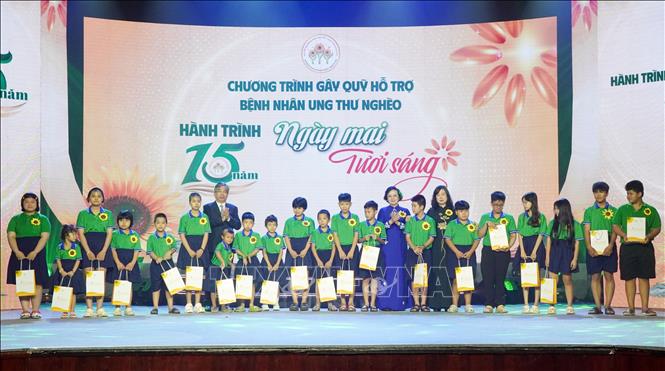 Lãnh đạo Đảng, Nhà nước và Bộ Y tế trao quà cho các bệnh nhân ung thư. Ảnh: Trung Tuyến - TTXVN 