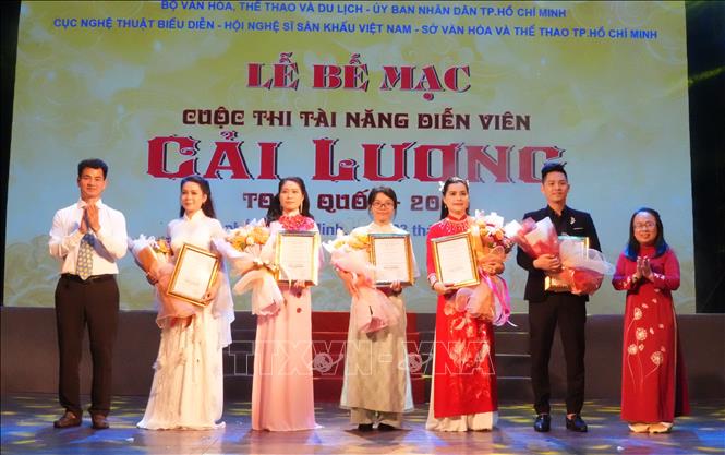 Ban Tổ chức trao giải Nhì cho các thí sinh. Ảnh: Hữu Duyên - TTXVN