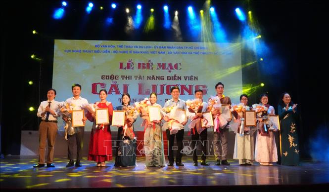 Hội Nghệ sĩ Sân khấu Việt Nam trao tặng các giải thưởng phụ cho 10 diễn viên xuất sắc có những đóng góp ấn tượng tại cuộc thi. Ảnh: Hữu Duyên - TTXVN
