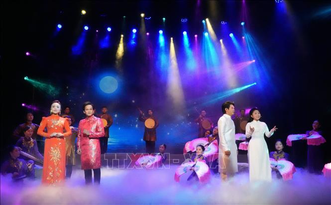 Tiết mục biểu diễn mở màn. Ảnh: Hữu Duyên - TTXVN