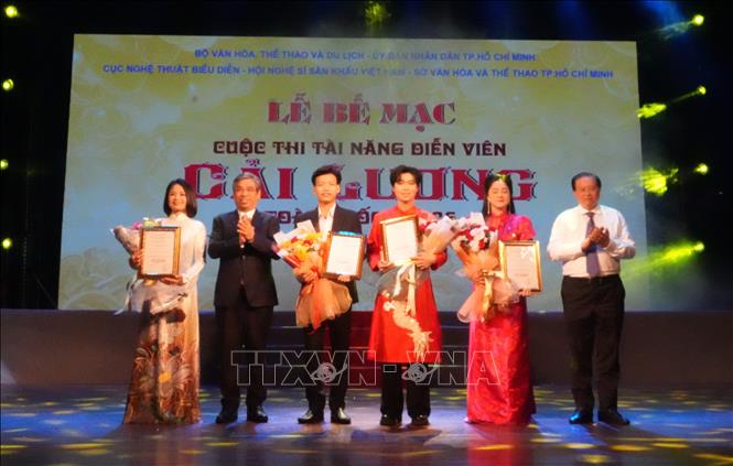 Ban Tổ chức trao giải Nhất cho các thí sinh. Ảnh: Hữu Duyên - TTXVN
