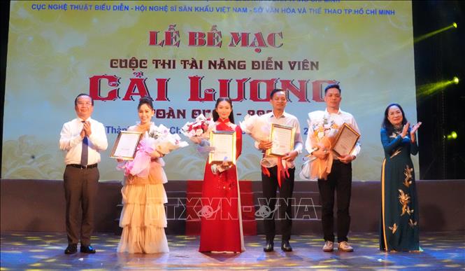 Ban Tổ chức trao giải Nhì cho các thí sinh. Ảnh: Hữu Duyên - TTXVN