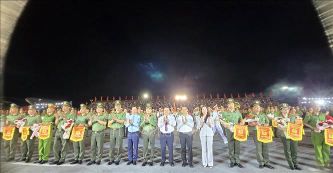 Thượng tướng Lê Quốc Hùng, Thứ trưởng Bộ Công an, Trưởng Ban Chỉ đạo Hội thao trao quà lưu niệm của Bộ trưởng Bộ Công an cho các đơn vị của tỉnh Quảng Ninh. Ảnh: Thanh Vân - TTXVN.