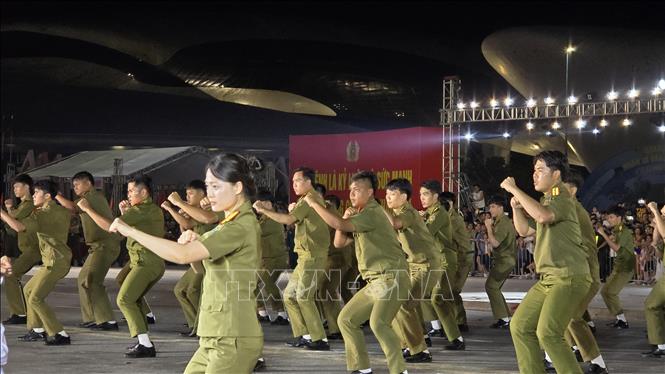 ​Các lưu học viên Lào đang học tập tại Việt Nam tham gia đồng diễn Bài quyền 38 động tác – bài võ nền tảng ứng dụng hiệu quả trong công tác chiến đấu của lực lượng Công an nhân dân. Ảnh: Thanh Vân - TTXVN.