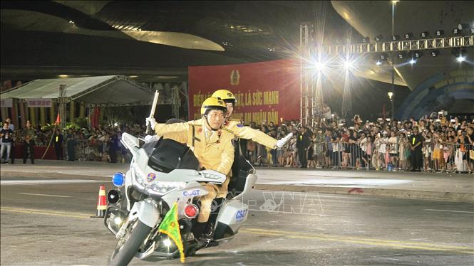 Màn trình diễn lực lượng CSGT dẫn đoàn thực hiện kỹ năng chạy zic zac 01 hàng. Ảnh: Thanh Thanh Vân-TTXVN 