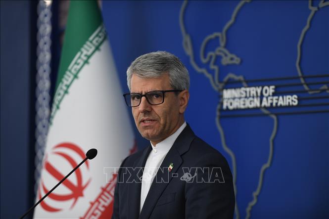 Người phát ngôn Bộ Ngoại giao Iran Esmaeil Baghaei phát biểu tại cuộc họp báo ở Tehran. Ảnh: THX/TTXVN