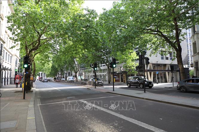 Đường phố trung tâm London bỗng trở nên vắng vẻ hơn bình thường do nắng nóng. Ảnh: Phong Hà - PV TTXVN tại Anh 