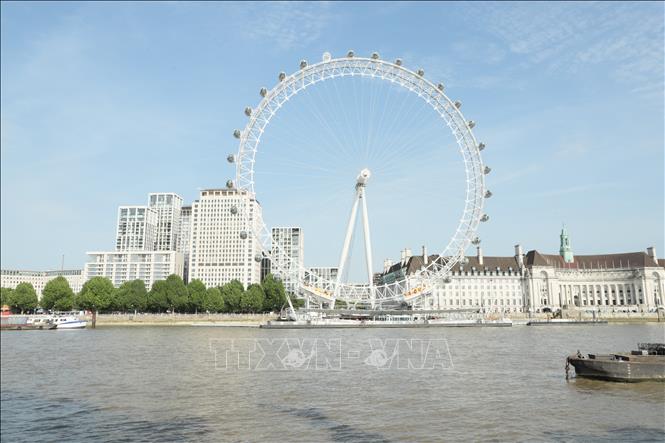 Nắng chói chang ở khu vực xung quanh vòng quay London Eye nổi tiếng bên bờ sông Thames. Ảnh: Phong Hà - PV TTXVN tại Anh 