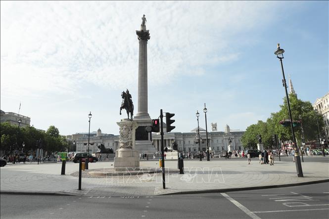 Dù là ngày đầu tiên trong kỳ nghỉ lễ Bank Holiday tháng 5, quảng trường Trafalgar vắng du khách hơn thường ngày do nắng nóng. Ảnh: Phong Hà - PV TTXVN tại Anh 