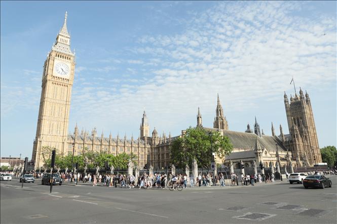 Quanh khu vực Cung điện Westminster - trụ sở Quốc hội Anh - du khách chen chúc dưới nắng gắt. Ảnh: Phong Hà - PV TTXVN tại Anh 