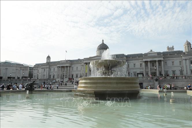 Nhiều người dân và du khách chọn khu vực đài phun nước ngay giữa quảng trường Trafalgar để chống chọi với sự oi bức. Ảnh: Phong Hà - PV TTXVN tại Anh 
