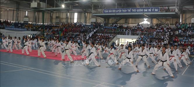 Đồng diễn Taekwondo tại lễ khai mạc Giải thể thao học sinh phổ thông tỉnh Cà Mau năm 2026. Ảnh: Tuấn Kiệt – TTXVN.