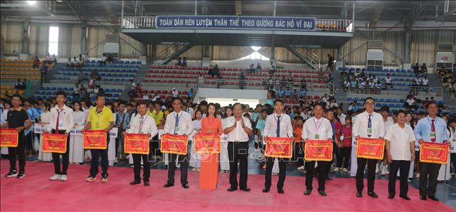 Lãnh đạo tỉnh Cà Mau trao cờ lưu niệm cho các đội tham dự Giải thể thao học sinh phổ thông tỉnh Cà Mau năm 2026. Ảnh: Tuấn Kiệt – TTXVN.