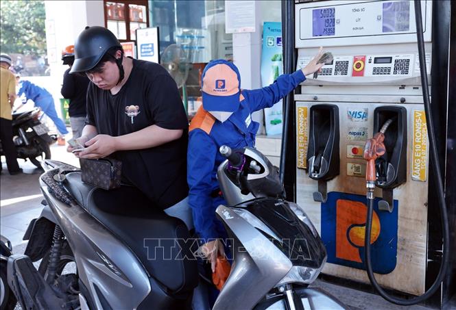 Mua bán xăng sinh học tại một cửa hàng của Petrolimex sáng 24/5. Ảnh: Trần Việt - TTXVN